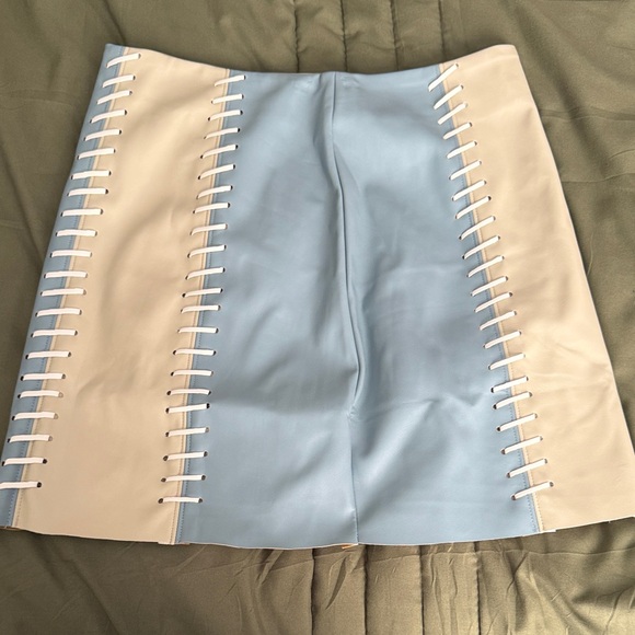 Dresses & Skirts - Colorblock Lace-Up Mini Skirt in Light Blue and Cream